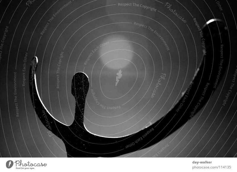 Im Rampenlicht Statue Licht Monochrom dunkel Nahaufnahme Schatten Belichtung Schwarzweißfoto reflektion Silhouette Fantasygeschichte Kontrast Metall