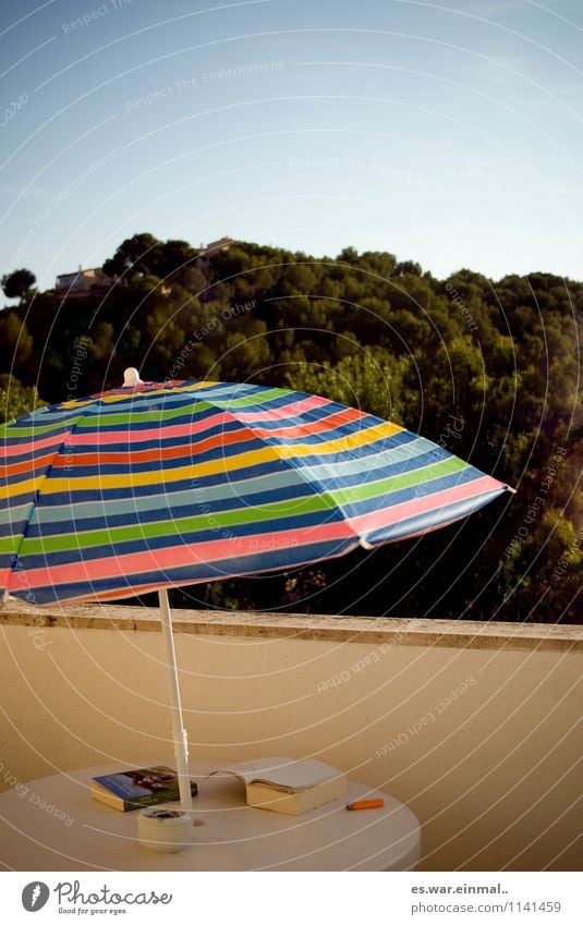 Auszeit Erholung ruhig Ferien & Urlaub & Reisen Sommer Sommerurlaub sonnenschirm Tisch Balkon Natur Landschaft Schönes Wetter Baum Mauer Wand Terrasse Wärme