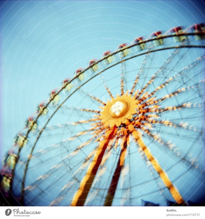 Rad schlagen Holga Langzeitbelichtung rund drehen Jahrmarkt groß Riesenrad Macht Kindheitserinnerung Tradition Heiligengeistfeld Attraktion Romantik wackeln