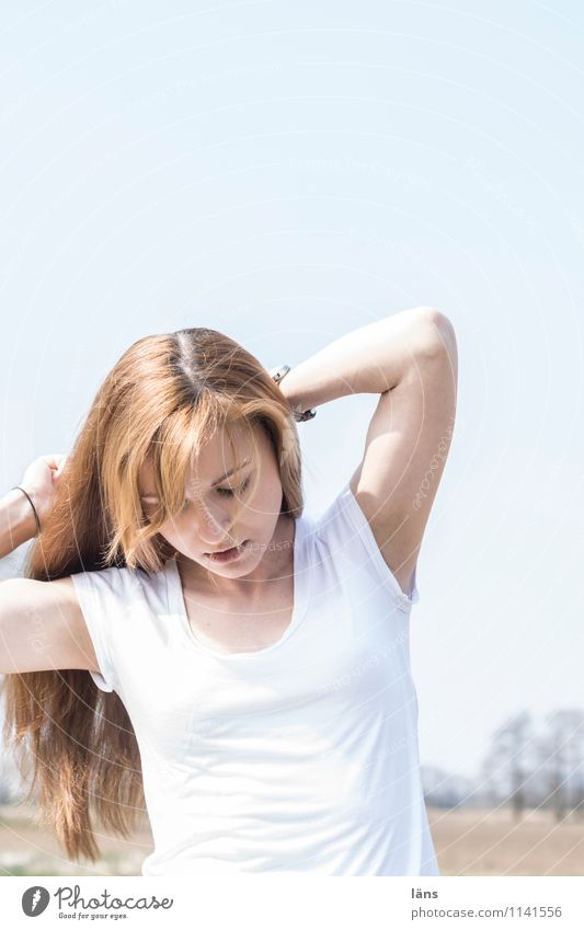 pZ2 l still Sinnesorgane Erholung ruhig feminin Junge Frau Jugendliche Erwachsene Leben 1 Mensch 18-30 Jahre Himmel Wolkenloser Himmel Frühling Schönes Wetter