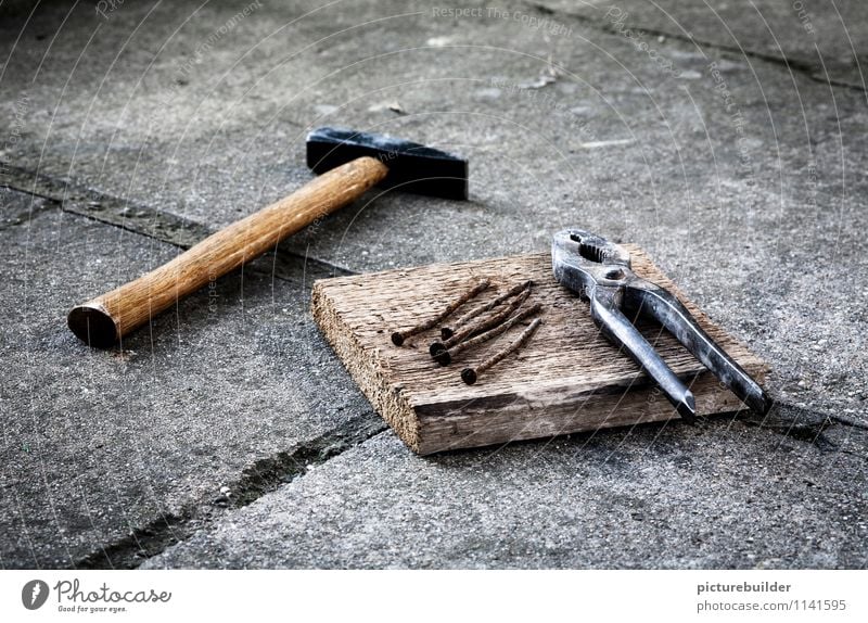 Altes Eisen Basteln heimwerken Hausbau Handwerker Baustelle Hammer Zange Nagel Beton Holz Metall bauen alt Tatkraft Gedeckte Farben Außenaufnahme