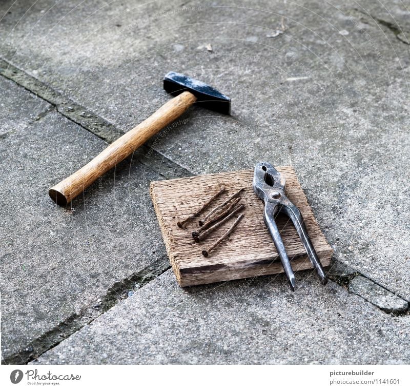 es ist angerichtet heimwerken Handwerker Baustelle Hammer Zange Nagel Konzert Werkzeug Beton Holz Metall alt Senior Farbfoto Außenaufnahme Textfreiraum oben