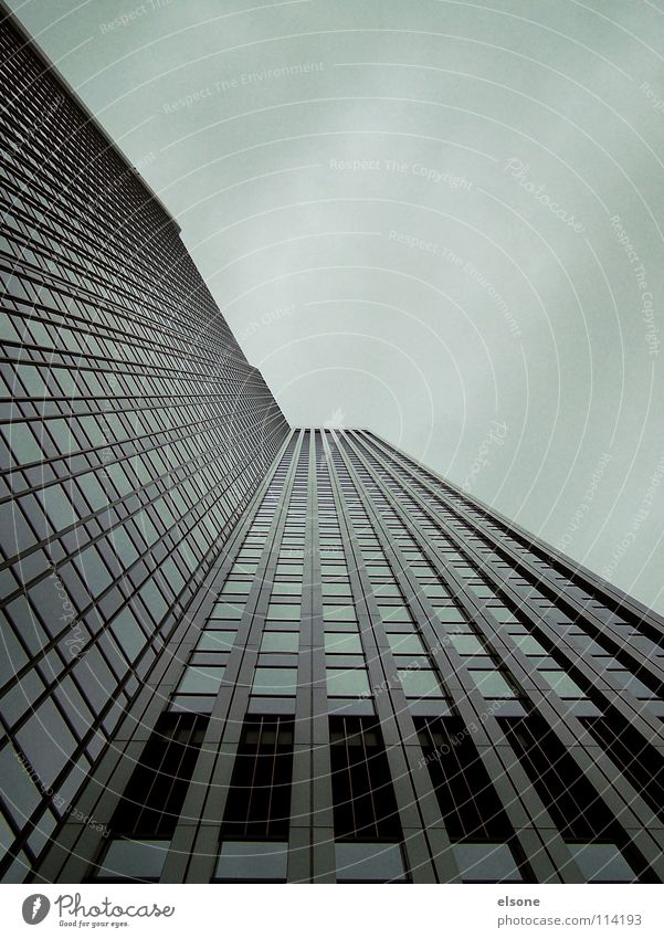 ::CLOUDY CITY:: kalt grau Herbst Winter Beton Stahl trüb Nebel Macht groß Haus Gebäude reich Hochhaus träumen Trauer eng Eile Geschwindigkeit