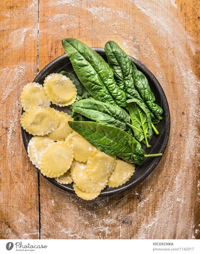 Ravioli mit Spinat zubereiten Lebensmittel Gemüse Salat Salatbeilage Teigwaren Backwaren Ernährung Mittagessen Festessen Bioprodukte Vegetarische Ernährung Diät