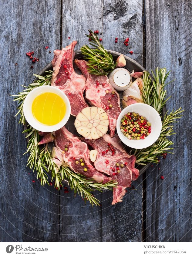 Rohe Lammkotelett mit Öl, Rosmarin und Gewürze Lebensmittel Fleisch Ernährung Abendessen Festessen Bioprodukte Diät Stil Design Gesunde Ernährung Tisch Küche