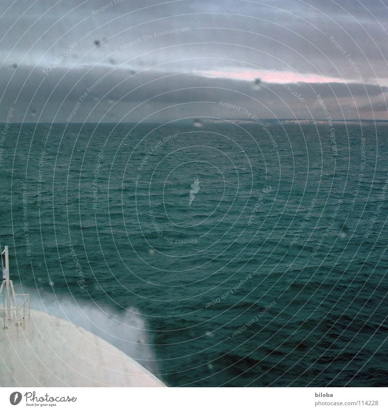 Auf hoher See Fähre Gischt Wasserfahrzeug Meer grün Schifffahrt Horizont Wetter Ärmelkanal trüb Stimmung Regen Sturm tief Nebel Küste England Wellen Wellengang