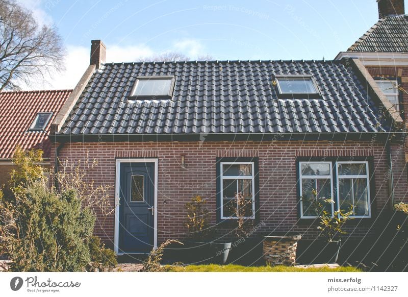 Fernweh. Umwelt Natur Himmel Wolken Pflanze Grünpflanze Garten Wiese Dorf Menschenleer Haus Einfamilienhaus Traumhaus Mauer Wand Fenster Tür