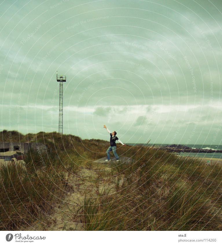 photo sucht titel Kerl Mann Körperhaltung Strand Meer See Brandung Sendemast stehen Richtung Wolken schlechtes Wetter verweht Wind Steg Sturm Jugendliche Küste