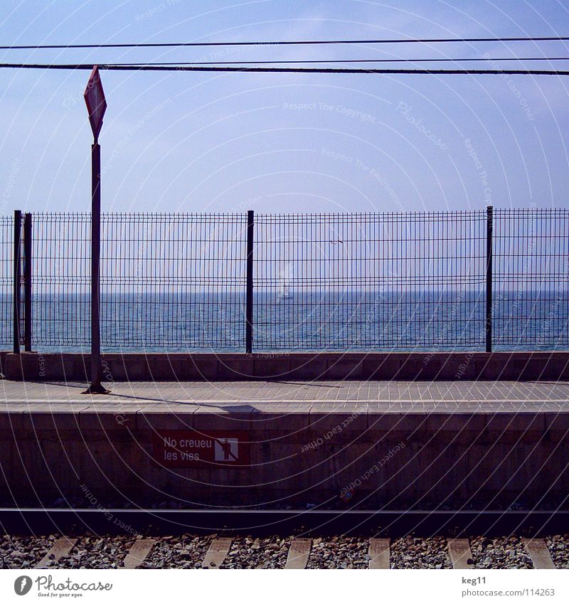 aus dem zug ins meer Spanien Segeln Wasserfahrzeug Mauer Wolken Meer Aussicht weiß beige Strand Erholung Zusammensein lesen Küste Stadt Katalonien Sommer