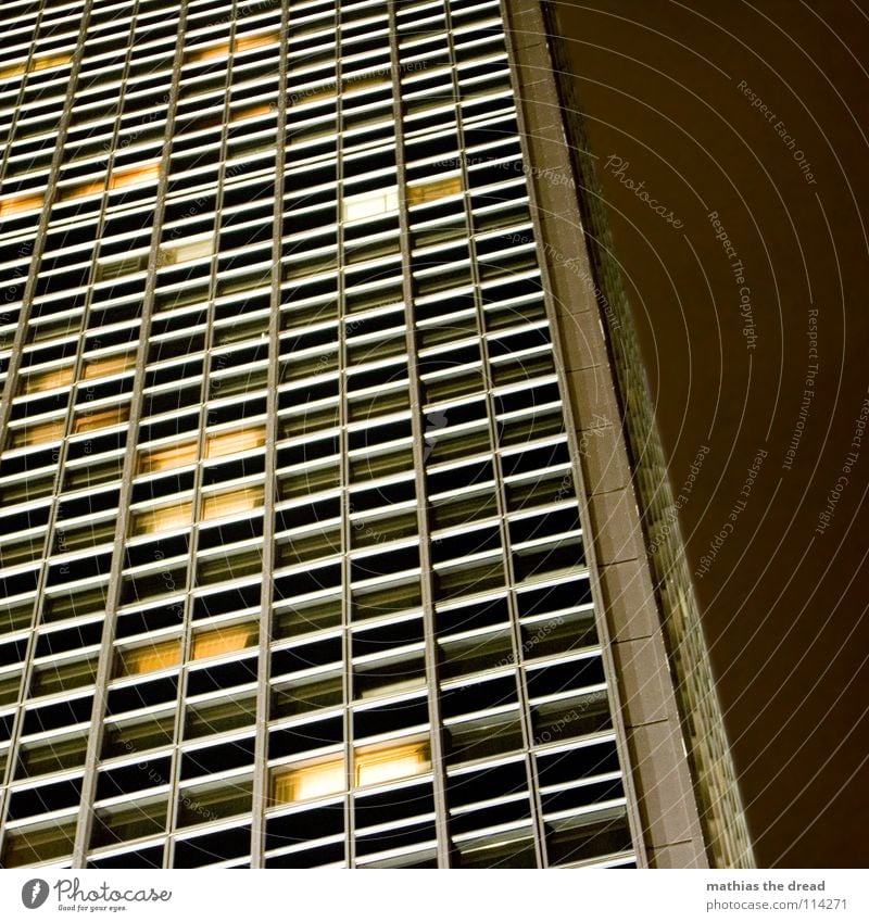 licht an, licht aus III Haus Hochhaus groß Hotel Berlin-Mitte Alexanderplatz Fassade Licht Kunstlicht Fenster dunkel gelb mystisch fantastisch Macht mehrere