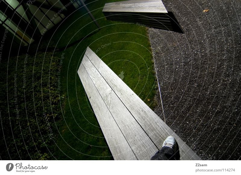 halb abgestanden stehen Müllbehälter Park Wiese graphisch einfach Kies Kieselsteine Mann Schuhe weiß Sträucher grün sehr wenige Stil Geometrie Vogelperspektive