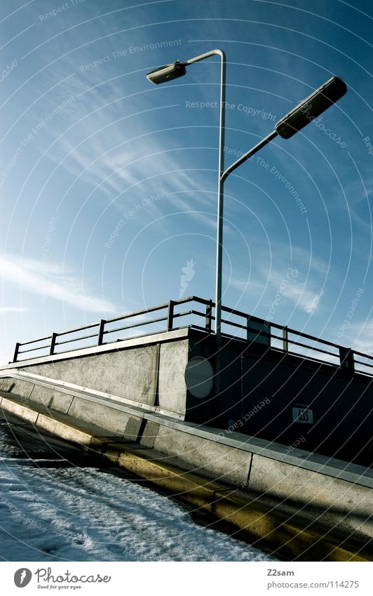 parkdeck parken Parkdeck Tiefgarage Sonnendeck Autobahnauffahrt Wolken Laterne 2 Himmelsrichtung Physik Beton Stadt Bauwerk München gelb Geometrie gerade