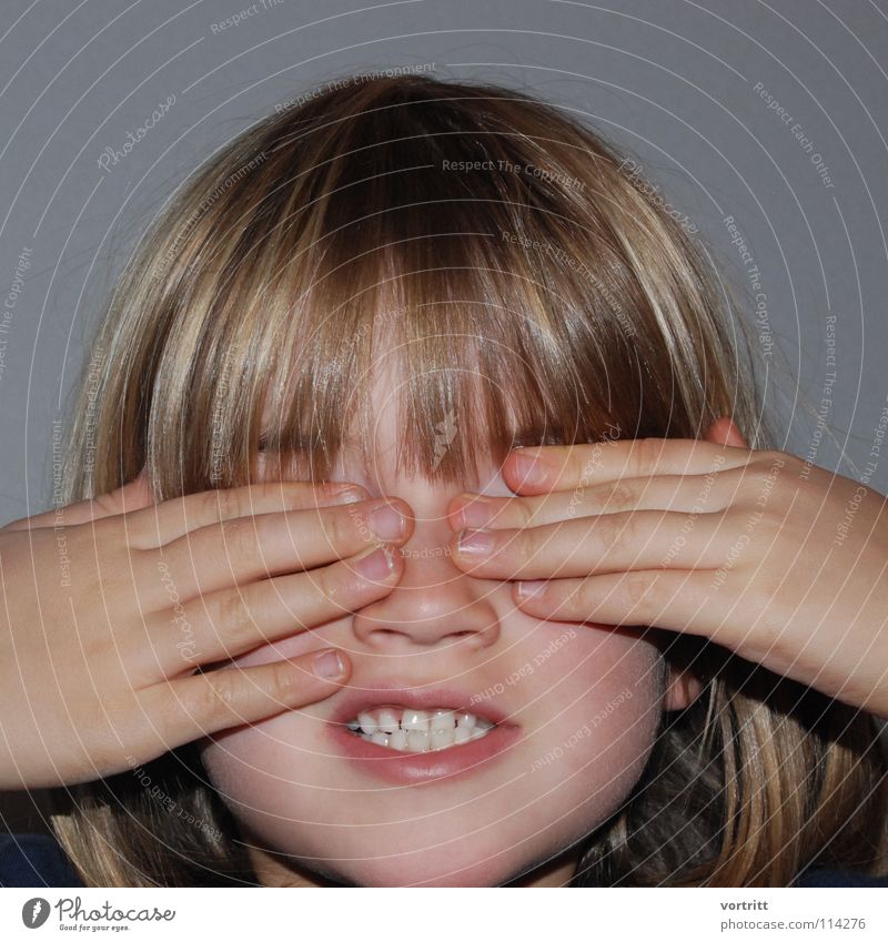 augen zu und durch Porträt Kind Mädchen Lippen Hand Finger blind dunkel Spielen klein Kindergarten verdeckt Freude Haare & Frisuren Blick Angst Nase verstecken