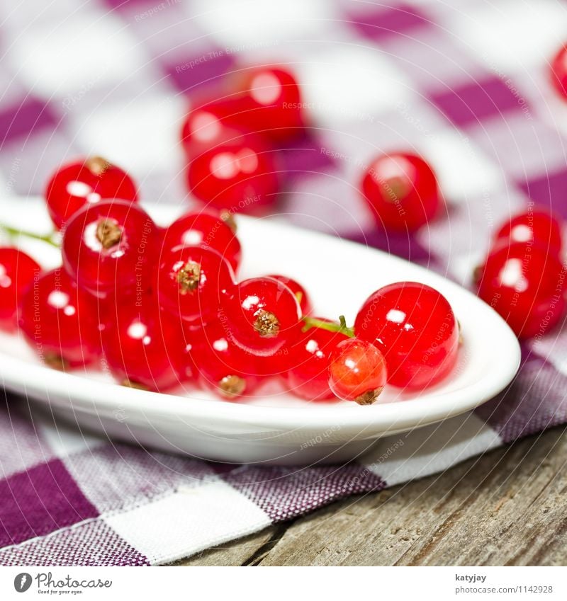 Johannisbeeren Beeren Beerensträucher Dessert Ernährung Gesunde Ernährung Speise Essen Foodfotografie Holz Holztisch Tisch Frucht Gartenobst grün Lebensmittel