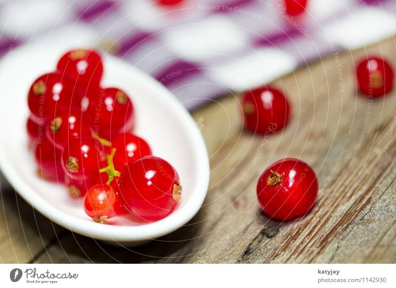 Johannisbeeren Beeren Dessert Ernährung Gesunde Ernährung Speise Essen Foodfotografie Holz Holztisch Tisch Frucht Gartenobst grün Lebensmittel Mischung