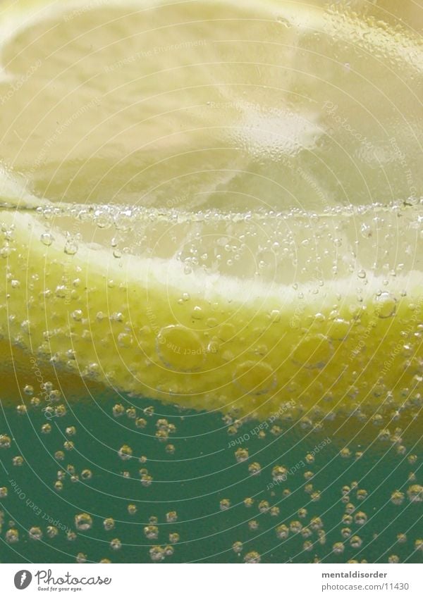 fresh lemon *2 Zitrone frisch Bar Strand bitter Getränk Saloon Sommer Physik gelb Mineralwasser Schnellzug trinken Alkohol Wasser Eis Glas Durst abuse beverage