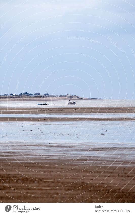 menschen und meer. Team Mensch Menschengruppe Umwelt Natur Landschaft Sand Horizont Wellen Küste Strand Bucht Meer Atlantik Fischerboot