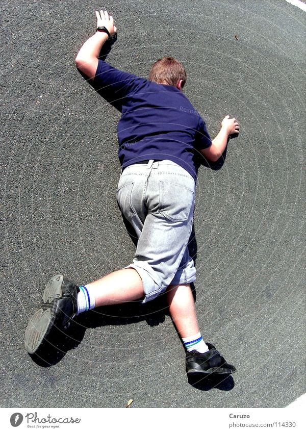 falling down flach Spuren Leiche fahren schlafen Beton Teer Verkehrswege Trauer Verzweiflung Jugendliche Peter Straße erstaunt Bodenbelag Wege & Pfade Tod