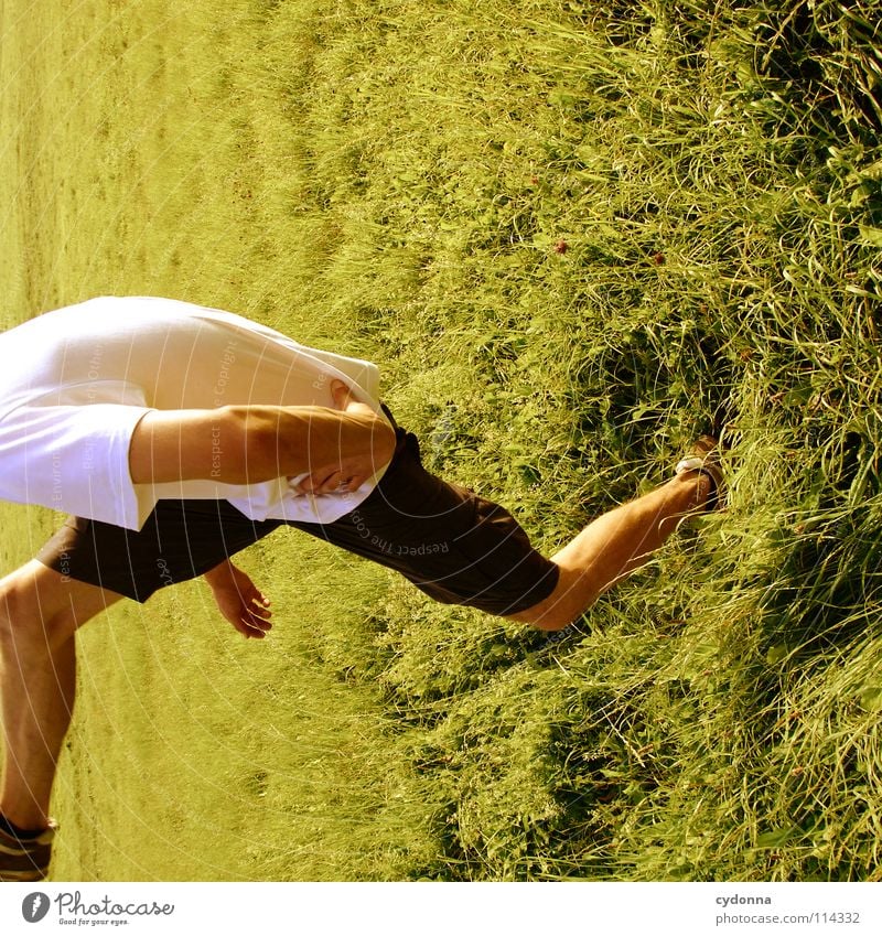 Ich geh dann mal ... Frühling Sommer Wiese Gras grün Mann Kerl Stil Körperhaltung Halm Feld Gefühle loslassen schön T-Shirt steigen grätschen Dimension Schwung