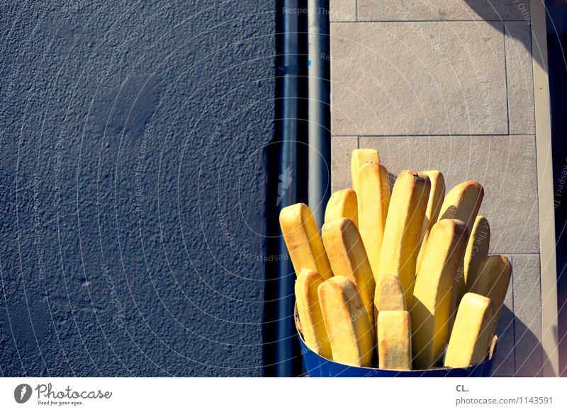 eine große pommes bitte Pommes frites Ernährung Essen Mittagessen Fastfood Schönes Wetter Mauer Wand Imbiss lecker Appetit & Hunger gefräßig Hemmungslosigkeit