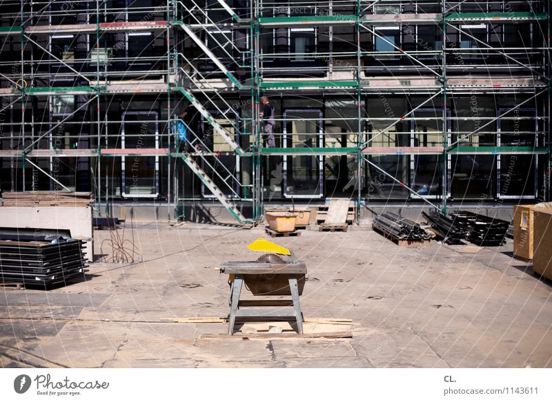 ab an die säge Arbeit & Erwerbstätigkeit Beruf Handwerker Arbeitsplatz Baustelle Wirtschaft Feierabend Schönes Wetter Gebäude Architektur Baugerüst Säge bauen