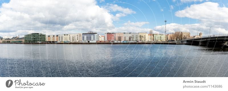 Panoram Treptow Umwelt Wasser Himmel Frühling Sommer Schönes Wetter Flussufer Kanal Landwehrkanal Havel Berlin Hauptstadt Menschenleer Haus Brücke Fassade