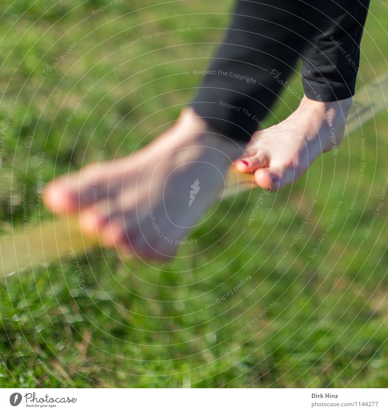 Slackline III Beine Fuß 1 Mensch grün Konzentration Entschlossenheit Mut Ausdauer Selbstbeherrschung achtsam diszipliniert gespannt 18-30 Jahre Zufriedenheit