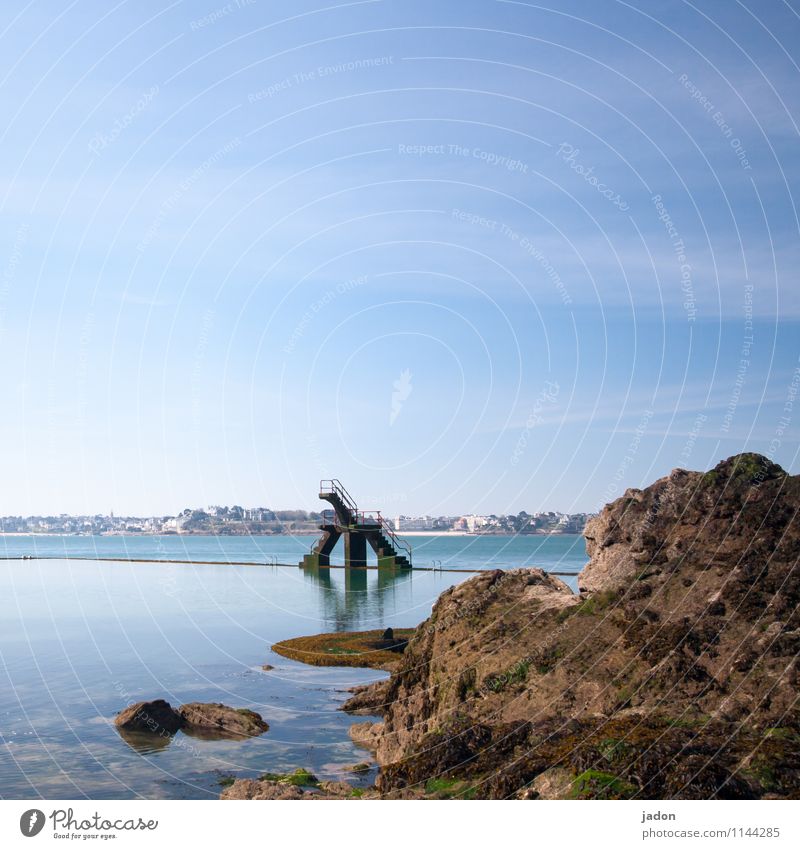 das ding aus dem meer. Stil Design Schwimmen & Baden Ferien & Urlaub & Reisen Wellen Wassersport Skulptur Schönes Wetter Küste Bucht Meer Atlantik Hafenstadt