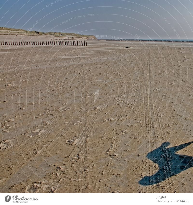 Schlagschatten Küste Strand Meer Wellen Brandung Rauschen braun Ferne Einsamkeit Ebbe Sehnsucht Erholung frei Ferien & Urlaub & Reisen Sand Stein Stranddüne