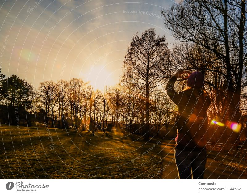 Frau liebt Sonnenuntergänge im Park Freude Wohlgefühl Hauptstadt Blick ästhetisch frei Glück positiv orange Gefühle Fröhlichkeit Lebensfreude Abenteuer