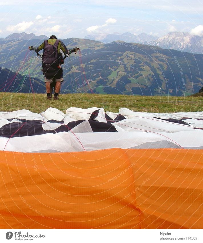 Ab in die Freiheit... Gleitschirm Luft Schweben Abheben gleiten springen Bergsteigen Konzentration Freizeit & Hobby Elektrizität Berge u. Gebirge Himmel Beginn