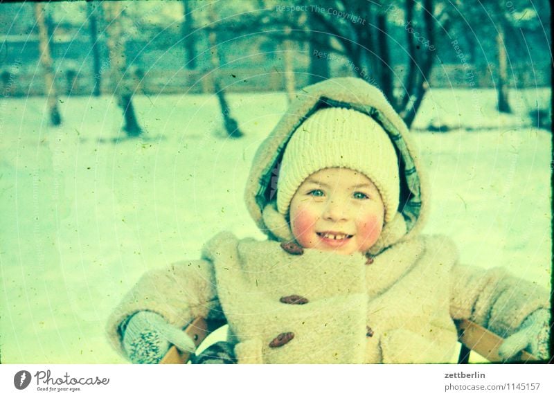 Kleines Kind, Winter 1963 Familie & Verwandtschaft Familienausflug Familienplanung Familienglück verwandt Vergangenheit Kindheit Kindheitserinnerung Erinnerung