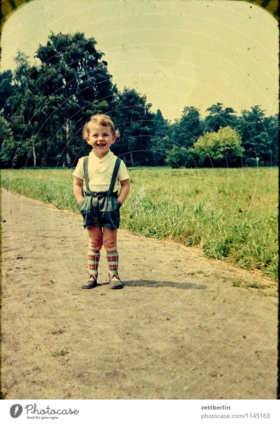 1963 Kind Junge stehen Gesicht Lächeln lachen Freude Gute Laune Familie & Verwandtschaft verwandt wandern Familienausflug Familienplanung Familienglück