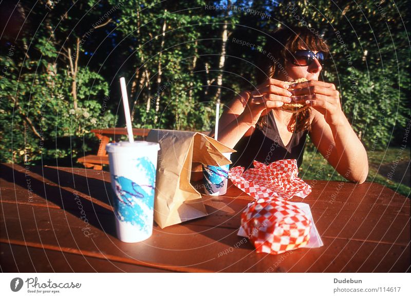 The Tasty Treat Farbfoto Außenaufnahme Textfreiraum oben Tag Schatten Sonnenlicht Weitwinkel Oberkörper Wegsehen Hamburger Ernährung Fastfood