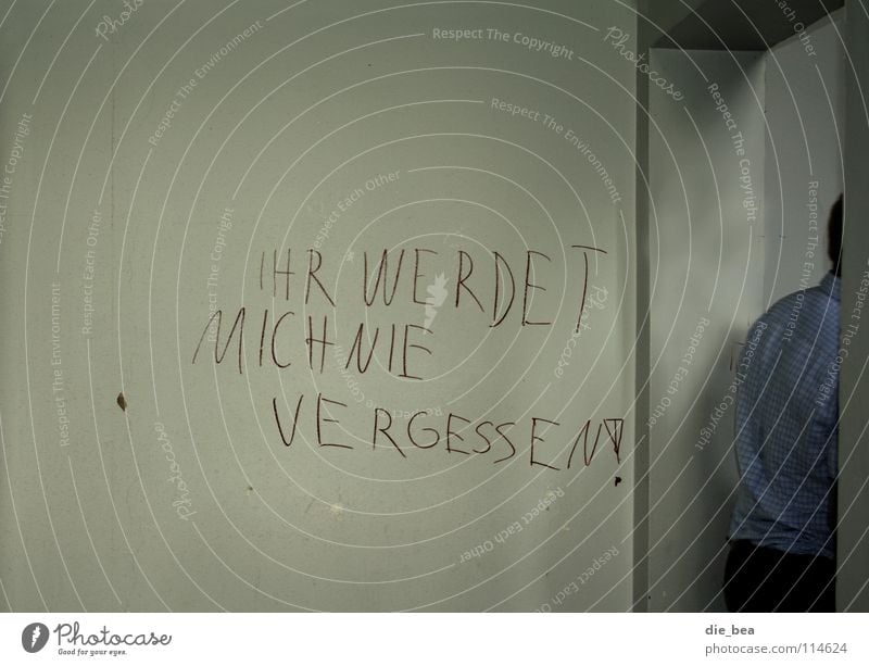 Der Abgang Wand Schulgebäude Schmiererei Hemd kariert penibel Ausgang gehen Vergänglichkeit Grafitti Altes Haus alt Tür Klospruch