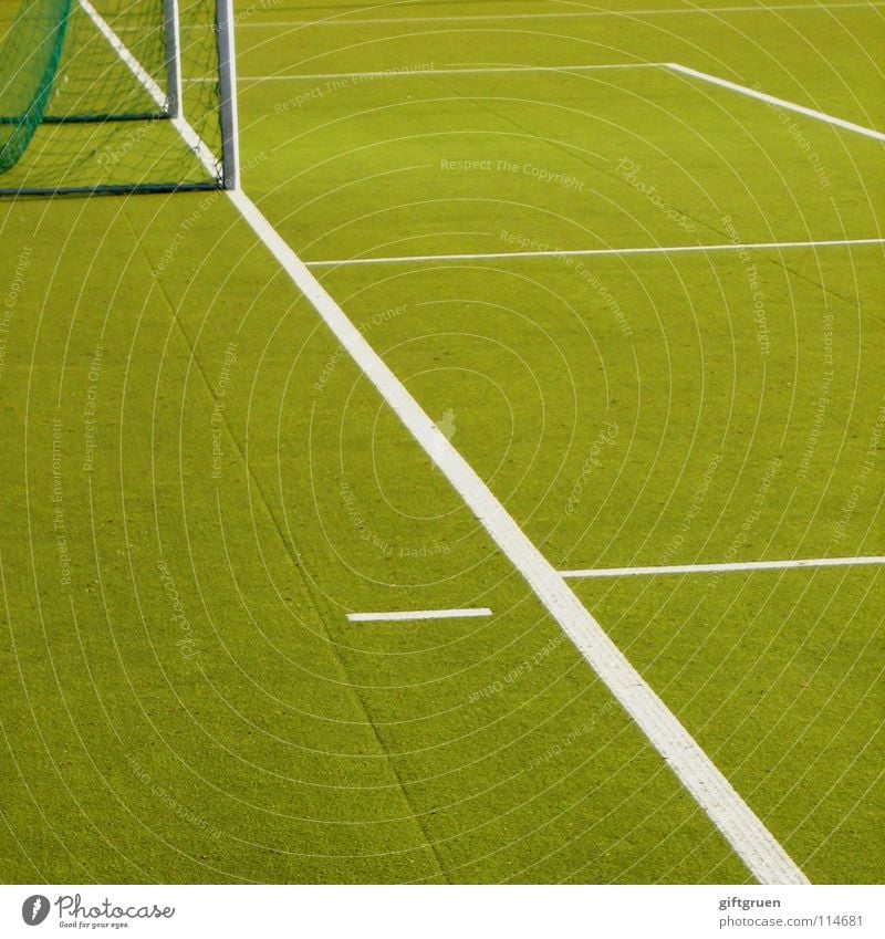 nach dem spiel ist vor dem spiel Fußballplatz Spielen Torwart Spielfeld Platz Kunstrasen grün 11 Schiedsrichter Stadion Tribüne Publikum Anpfiff Niederlage