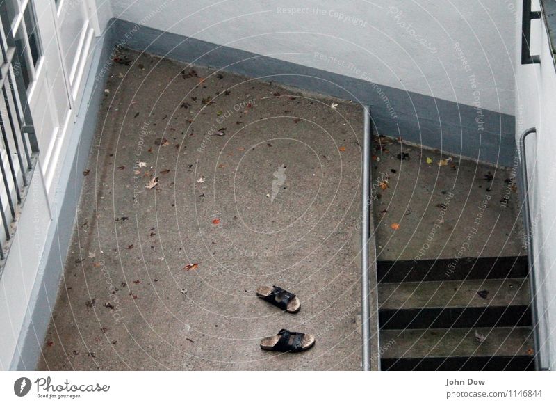 Sackgasse Haus Mauer Wand Treppe Fassade Fenster Tür beobachten Armut grau Todesangst Schlappen Ecke eckig Rechteck Geländer gefangen sinnlos Aussichtsturm