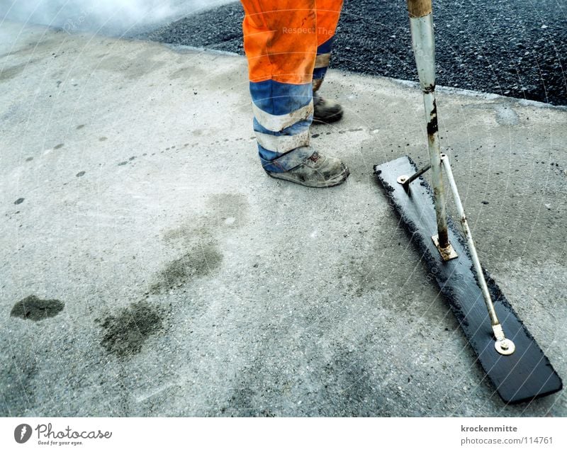 facciamo pausa Asphalt Arbeiter Mann Arbeitsbekleidung Teer Schuhe heiß Straßenbau Verkehrswege orange asphaltieren Arbeit & Erwerbstätigkeit teeren