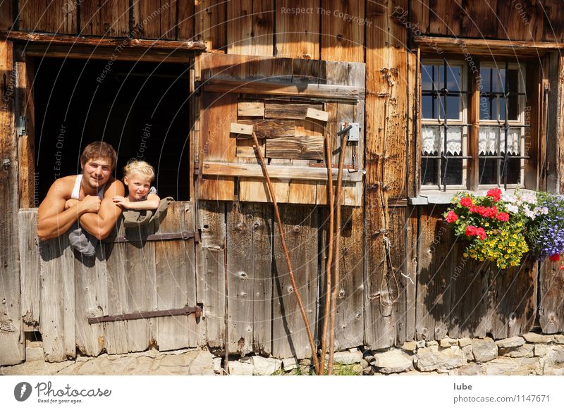 Ländliche Idylle Häusliches Leben Wohnung Haus Traumhaus Mensch 2 Natur Hütte Mauer Wand Fassade Tür einfach Glück Zufriedenheit Lebensfreude Zusammenhalt