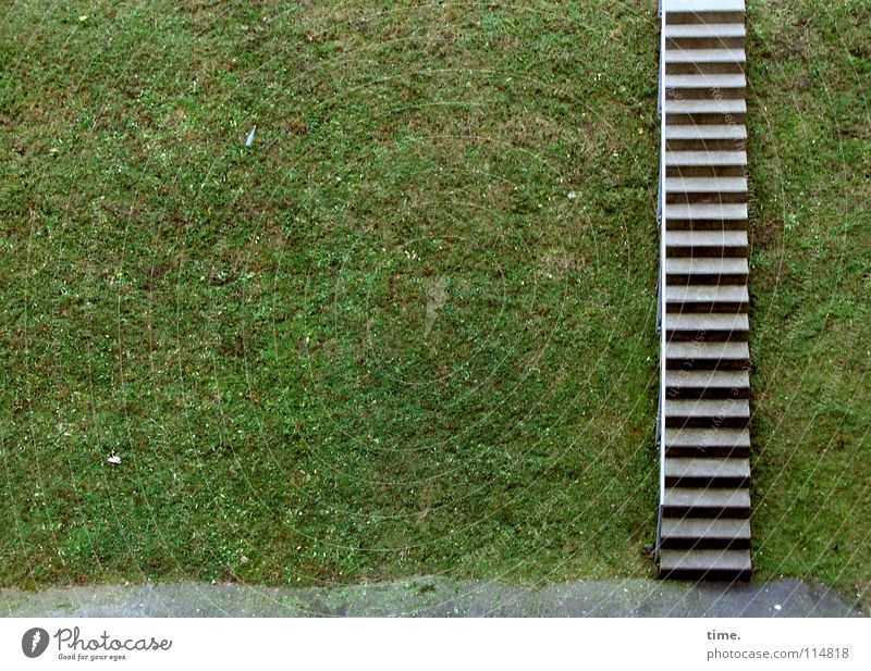 Stairway to Friedrichshain Flasche Wiese Treppe Wege & Pfade Beton Beginn Erfolg Freiheit Umwelt Rasen aufwärts abwärts gestellt Geländer Farbfoto