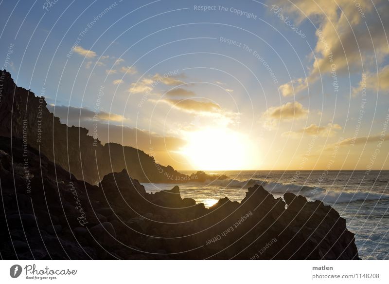 Götterdämmerung Natur Landschaft Luft Wasser Himmel Wolken Horizont Sonnenaufgang Sonnenuntergang Sonnenlicht Wetter Schönes Wetter Felsen Wellen Küste Bucht