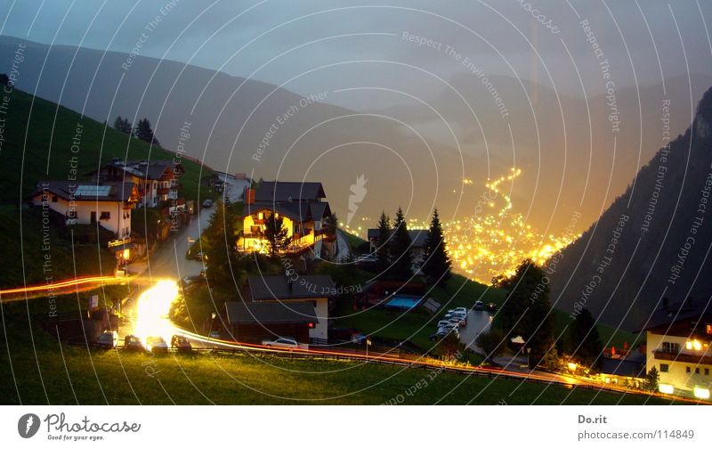 Blick ins Tal Licht Nacht dunkel Haus Baum Tanne Ferien & Urlaub & Reisen grau Wolken Wiese Gras grün Leuchtspur Dorf Italien Südtirol Dolomiten Geborgenheit