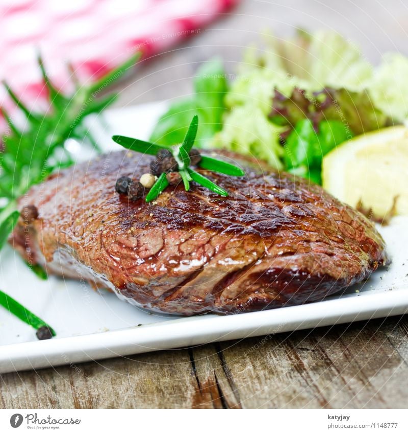 Steak Rinderfilet Rumpsteak filetsteak Medien Pfeffer Pfefferkörner hüftsteak Rostbraten Rindfleisch Fleisch Holzbrett Steakhouse Grill Thymian Grillen