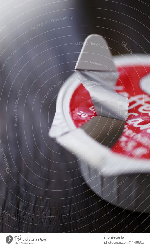 langlebig | plastik-aluminium Kondensmilch Verpackung Holz Kunststoff dünn Billig hässlich kaputt klein nah neu rund braun rot Farbfoto mehrfarbig Außenaufnahme