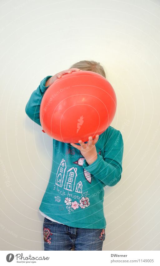 ROT SEHEN Freude Kind Schule Schulkind feminin Kleinkind Mädchen 1 Mensch 3-8 Jahre Kindheit Mauer Wand T-Shirt Kopftuch Haare & Frisuren