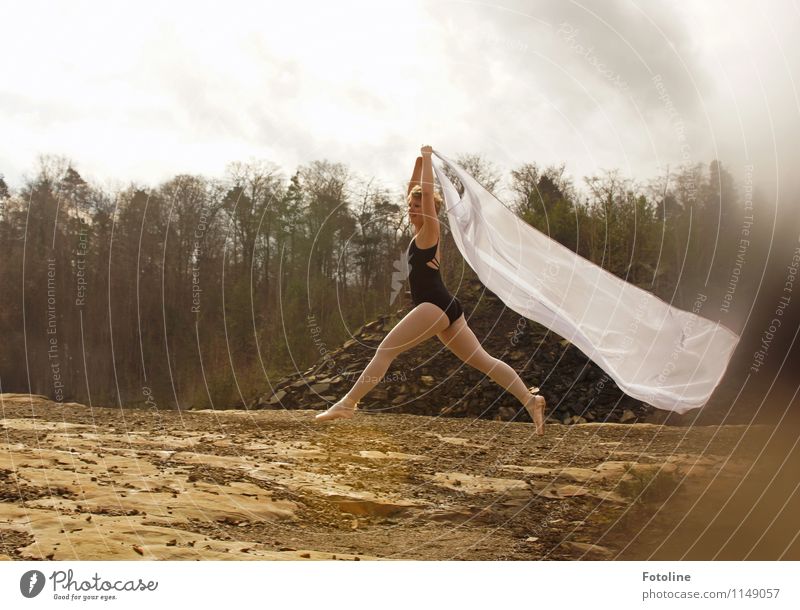 Ich kann fliegen! Mensch feminin Junge Frau Jugendliche Erwachsene Umwelt Natur Landschaft Pflanze Urelemente Erde Sand Baum ästhetisch sportlich elegant frei