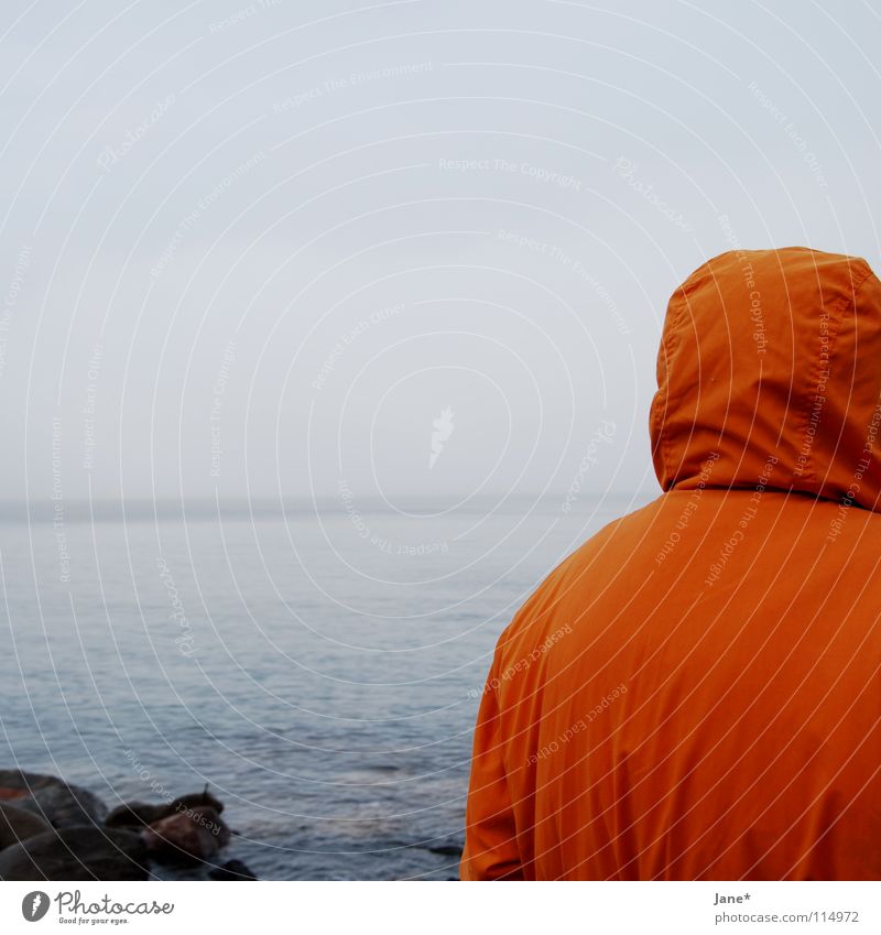 in unmittelbarer ferne grau Jacke Kapuze Horizont See Meer Wellen Küste Strand Brandung Rauschen Himmel einfach sehr wenige leer Nebel kalt horizontal Quadrat