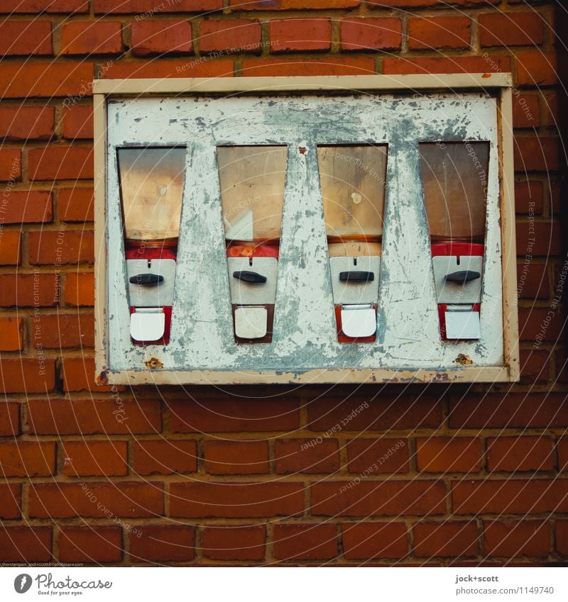 Kaugummiautomat ohne Kaugummi Design Rost Backstein Kratzer Schramme Rechteck authentisch kaputt retro rot Nostalgie Vergänglichkeit Wandel & Veränderung leer