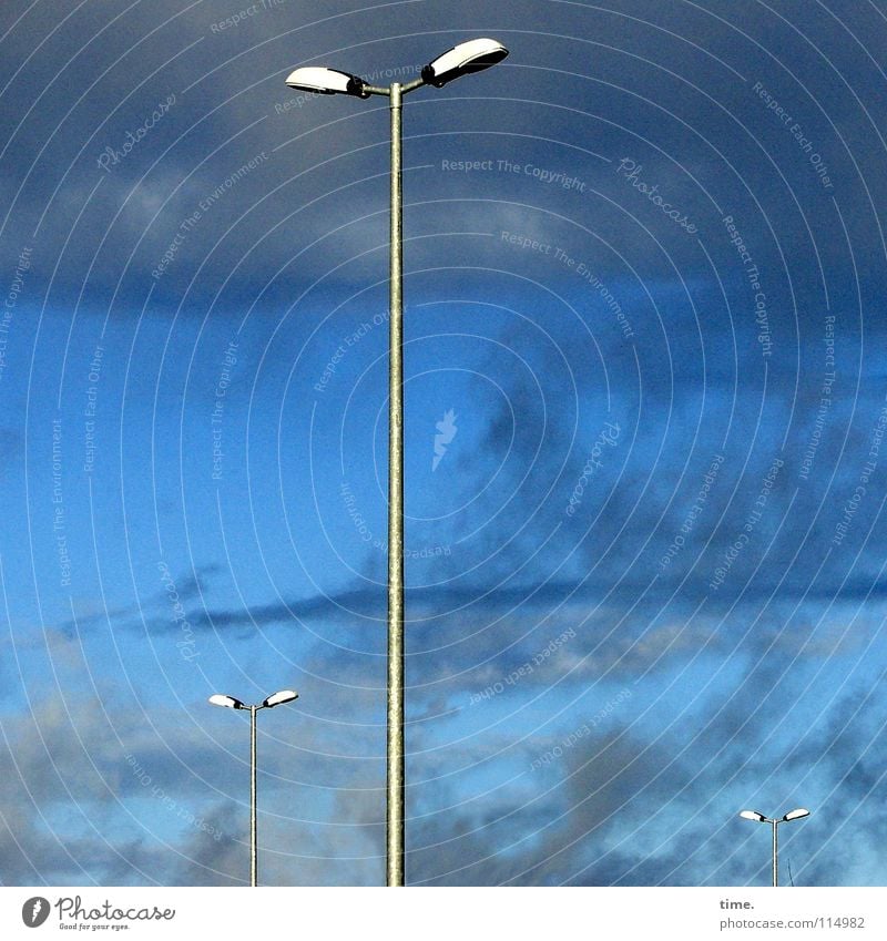 Armleuchter Lampe Himmel Wolken Wetter blau Laterne 3 gerade Straßenbeleuchtung Farbfoto Außenaufnahme Textfreiraum links Textfreiraum rechts Tag Sonnenlicht