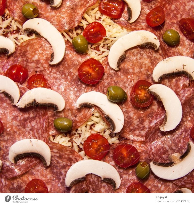 vorher Lebensmittel Wurstwaren Käse Pizza Champignons Oliven Tomate Salami Ernährung Mittagessen Abendessen Fastfood Italienische Küche Gesunde Ernährung